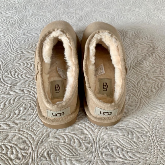 UGG Classic Slipper - Picture 5 of 8